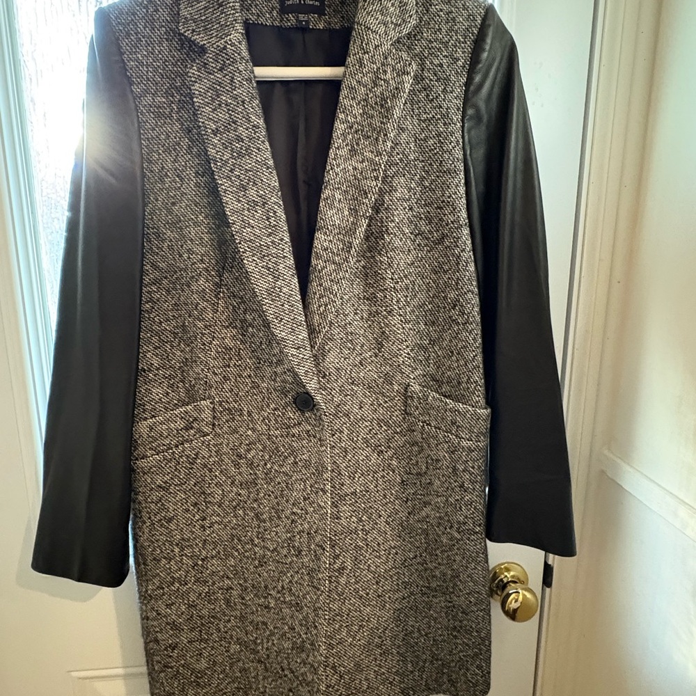 Elegant Women's Tweed Blazer with Black Sleeves